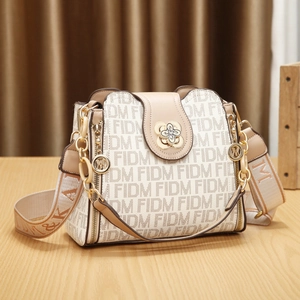 Sac bandoulière classique imprimé monogramme en cuir crème avec fermoir fleur et large sangle