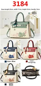 Détail de la structure interne à compartiments et broderie florale sur le sac à main