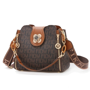 Sac seau classique à monogramme avec boucle fleurie en métal et bandoulière jacquard