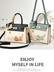 Détail de sacs à main élégants avec broderie chinoise et foulard en soie décoratif
