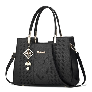 Minimalistische schwarze Handtasche aus Kunstleder mit V-Muster und goldenen Details