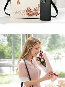 Détail du sac crème avec broderie florale et référence de taille avec un téléphone portable