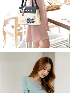 Gros plan détaillé sur la broderie et le foulard en soie du sac bleu et beige