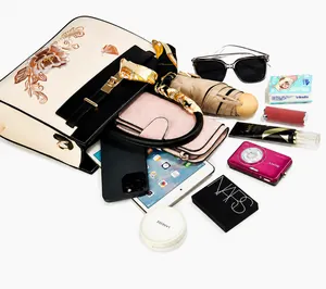 Détail montrant la grande capacité du sac brodé pour téléphone et cosmétiques
