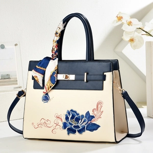 Sac à main élégant bleu marine et beige avec broderie florale et foulard en soie