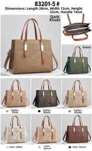 Vue détaillée du sac à main brodé montrant les compartiments internes et dimensions