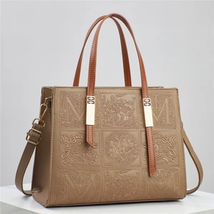 Détails du sac à main vintage marron avec motifs floraux en relief et ferrures dorées