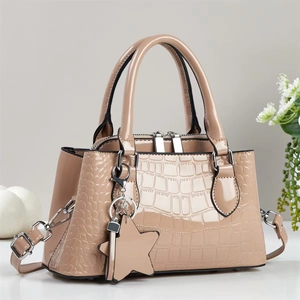 Elegante borsa beige con motivo a coccodrillo, manici e ciondolo a stella da donna