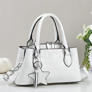 Elegante borsa a mano bianca con motivo a coccodrillo, catena d'argento e stella