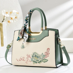 Elegante Handtasche in Beige und Grün mit Blumenstickerei und seidigem Halstuch-Griff