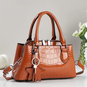 Elegante borsa a mano arancione motivo coccodrillo con manico e ciondolo a stella