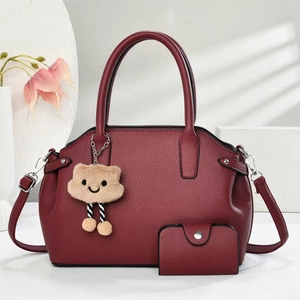 Ensemble de 2 sacs à main rouge foncé en cuir grainé avec bandoulière et pendentif