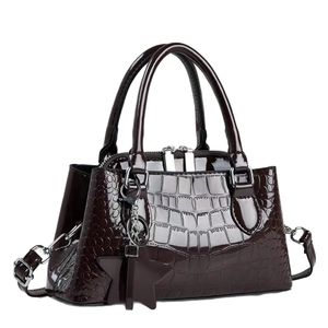 Elegante borsa bordeaux con motivo a coccodrillo, dettagli argento e ciondolo a stella