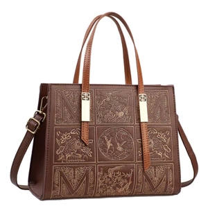 Sac à main en cuir marron foncé avec broderie dorée et bandoulière réglable pratique