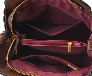 Vue intérieure du sac en cuir marron avec doublure bordeaux et poches zippées