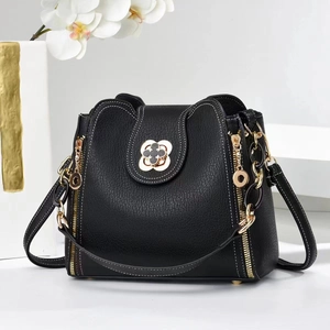 Sac à main chic en cuir noir motif litchi avec boucle trèfle et détails dorés élégants