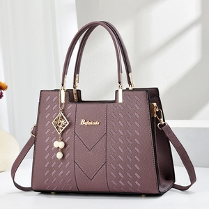Dunkelviolette Damenhandtasche aus strukturiertem Leder mit goldenen Elementen