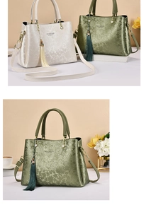 Macro detail van elegante jacquard handtas met bloemreliëf en decoratieve kwast