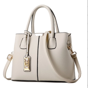 Sac fourre-tout chic en cuir grainé beige avec garniture dorée et bandoulière