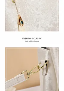 Detail van de bloemen jacquard textuur met gouden kwastje hanger en metalen kreeftsluiting