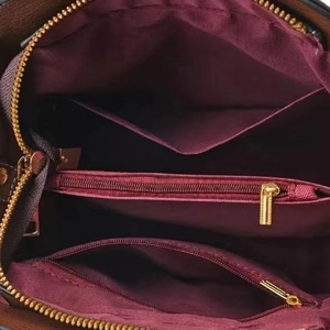 Sac à main en cuir marron avec intérieur à compartiments et fermetures dorées