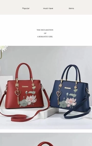 Details der Lotus-Stickerei und Herz-Quasten-Anhänger an eleganten Lederhandtaschen