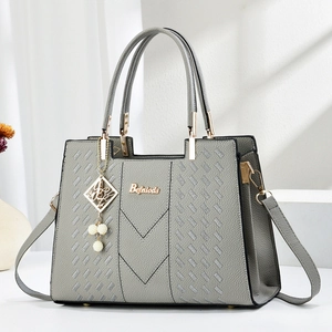 Schicke graue Handtasche mit Litschi-Muster, Gold-Hardware und Perlenanhänger