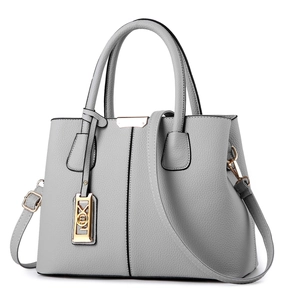 Chic sac à main en cuir grainé gris clair avec garniture dorée et poignées