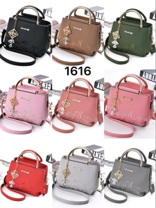 Vue détaillée de neuf options de couleurs pour sacs seaux brodés à poignées en métal