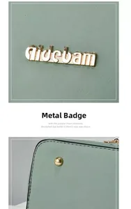 Nahaufnahme von goldenem Metall-Logo und Nähten auf hellgrüner Lederhandtasche mit Textur