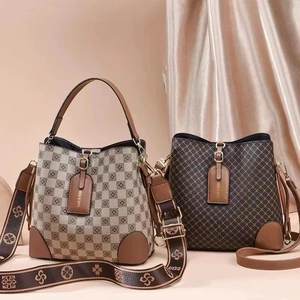 Schicke Damen-Beuteltasche mit Karomuster, breitem Blumenschultergurt und Ledergriffen