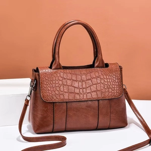 Elegante bolso bandolera de cuero sintético marrón con solapa de cocodrilo y asas