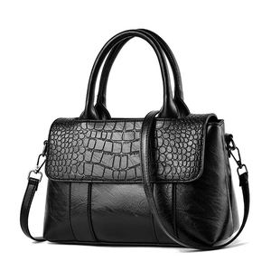 Elegante bolso bandolera de cuero sintético negro con textura de cocodrilo y asas