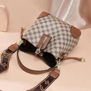 Detailansicht der Retro-Karo-Beuteltasche mit Lederbesatz und goldfarbenen Beschlägen