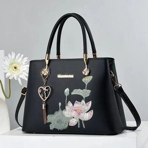 Elegante schwarze Handtasche im neuen chinesischen Stil mit Lotusstickerei und Goldakzenten