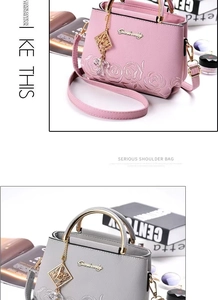 Détail de la broderie de roses élégante et de l'anse en métal du sac seau en cuir
