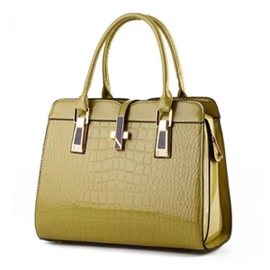 Sac à main en cuir verni vert olive avec motif crocodile et finitions dorées