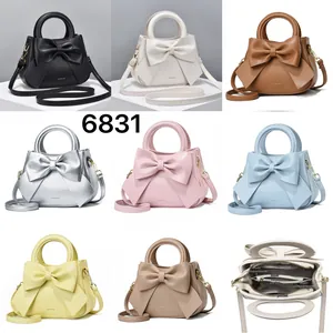 Détails du sac à main avec nœud, montrant divers coloris et la structure intérieure