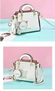 Sac à main blanc en similicuir avec un porte-monnaie en forme de chat et détails dorés