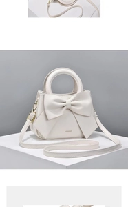 Détail d'un sac à main blanc crème avec un grand nœud décoratif et texture en similicuir