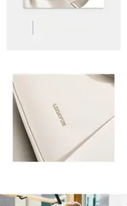 Détail du sac à main en cuir grainé blanc crème avec logo métallique doré LIXIAYUE