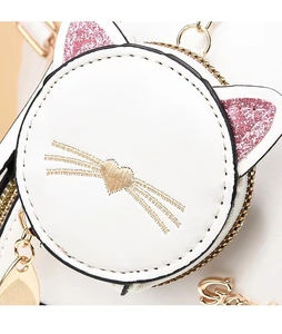 Détail du porte-monnaie chat blanc avec broderie dorée et oreilles en paillettes roses