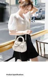 Gros plan du sac à main beige avec nœud décoratif et poignée supérieure élégante
