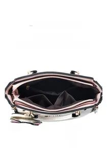 Vue de dessus de l'intérieur multi-compartiments avec panneaux rose, beige et doré