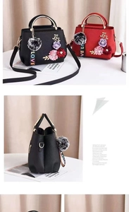 Detail der Blumenakzente und des flauschigen Bommels an einer Handtasche