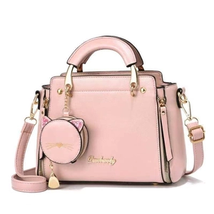 Vue détaillée du sac à main rose en similicuir avec porte-monnaie chat et logo doré