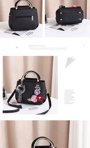 Detailansicht der Handtasche mit Blumenmuster, Litschitextur, Bommel und Metallgriffen