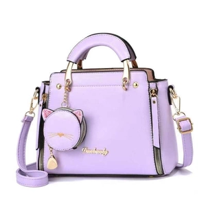 Sac à main lavande en cuir grainé avec détails dorés et pendentif chat mignon