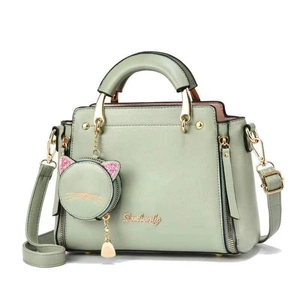 Sac à main vert menthe en cuir PU avec logo doré, breloque chat et bandoulière réglable