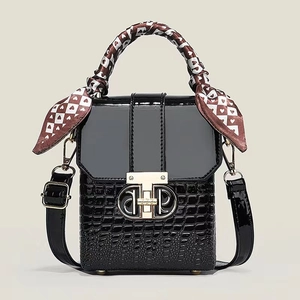 Sac bandoulière noir structuré effet crocodile avec poignée décorée d'un foulard